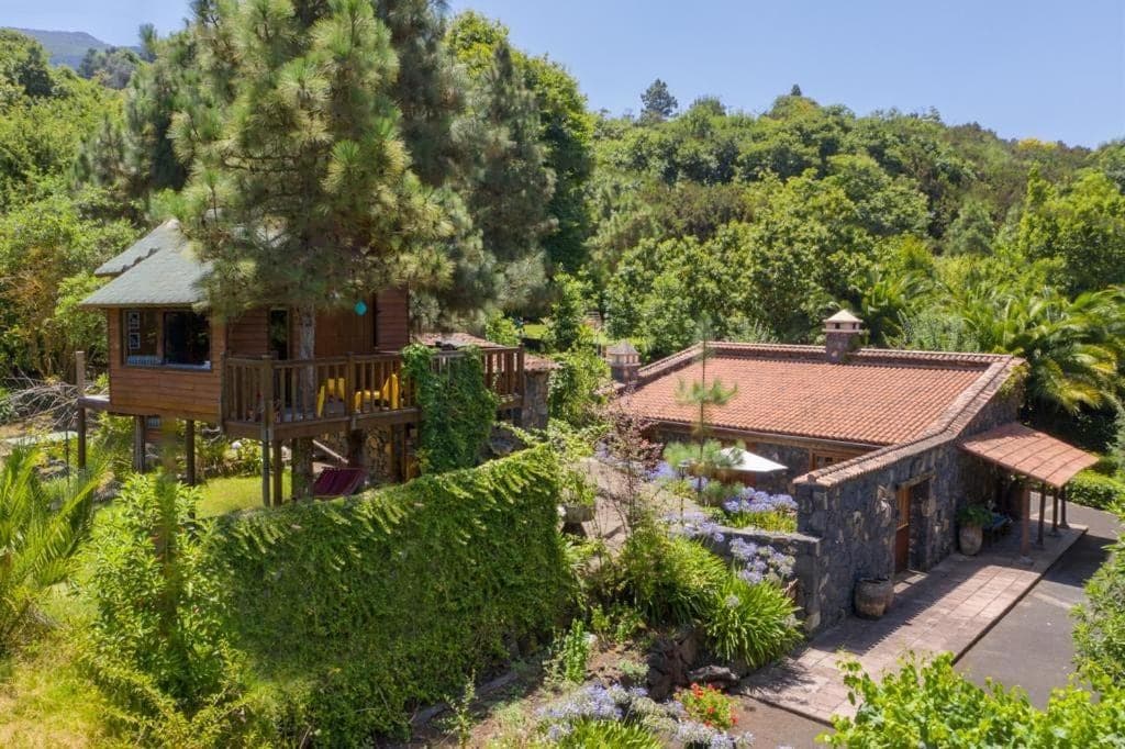 Vista aérea de Hacienda Verde · la finca verde de 17.000 m² con las casas de piedra entre la arboleda, al pie del Teide