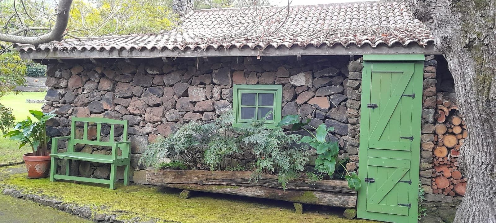 Piedra volcánica seca, puerta verde y tejado de paja. Catalogado por el Cabildo, se rehace ahora con las técnicas de siempre.